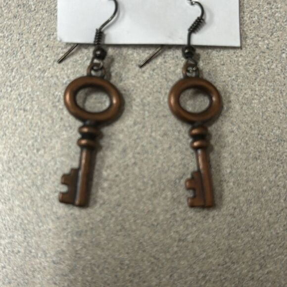 Set of 2 key earrings - Picture 3 of 3
